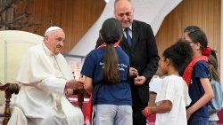 Papa Francesco durante l'udienza con i partecipanti all'incontro internazionale delle corali