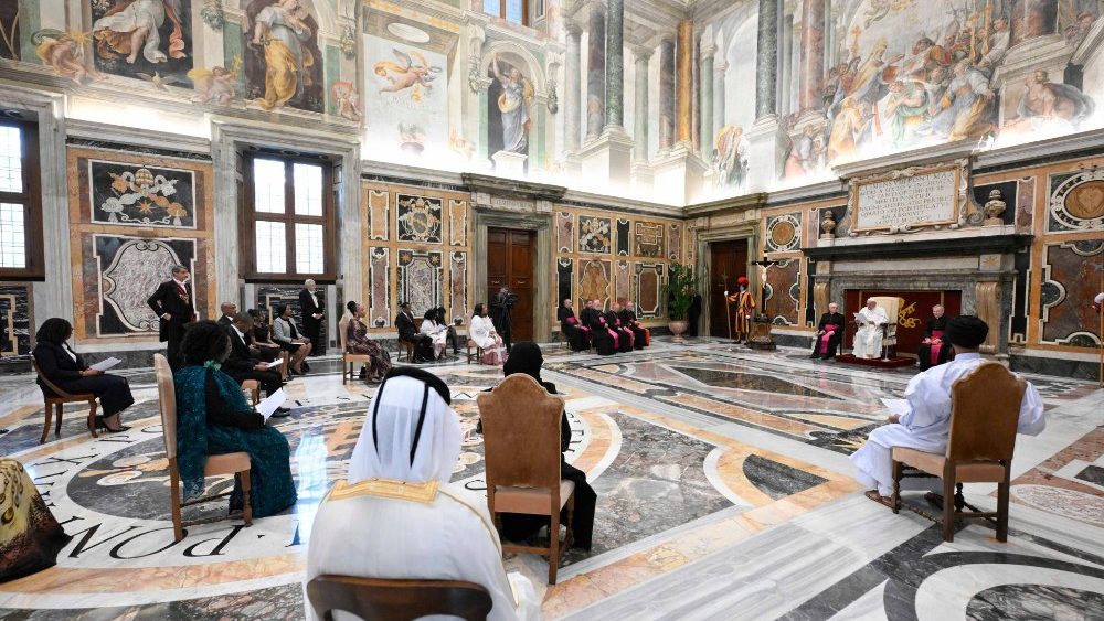 Францішак падчас сустрэчы з дыпламатамі 