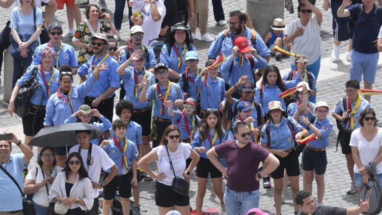 Un gruppo di scout presenti all'Angelus