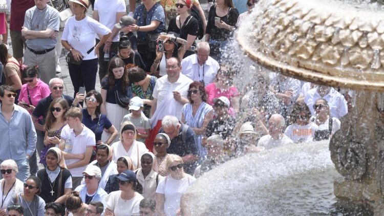Fedeli e pellegrini in piazza San Pietro per l'Angelus