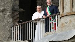 El Papa Francisco en el Capitolio asomado al arco del Tabularium con el alcalde de Roma, Roberto Gualtieri