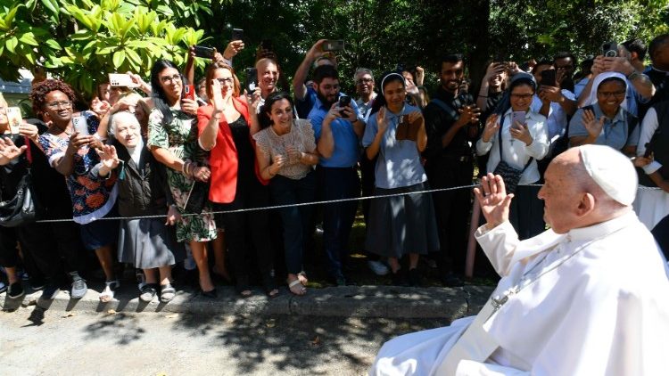 Papež při příjezdu na Salesiánskou univerzitu