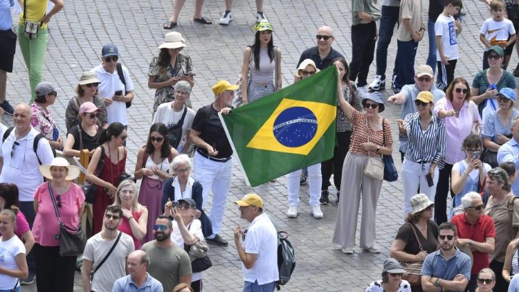Fiéis e peregrinos rezam o Angelus com o Papa Francisco (Vatican Midia)