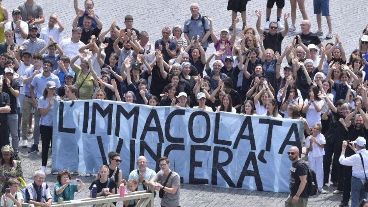 Fiéis e peregrinos rezam o Angelus com o Papa Francisco (Vatican News)