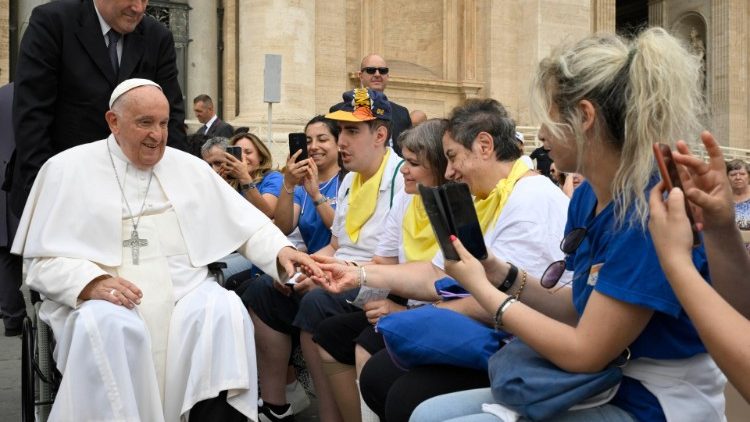 Il Papa saluta alcuni pellegrini dopo l'udienza generale