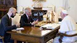 Iwan Soltanowsky (mittig) am Samstag bei Papst Franziskus 