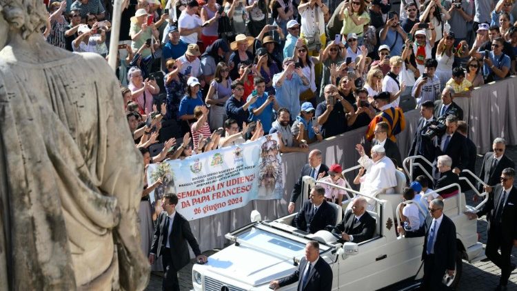 Паломники на площади Святого Петра (26 июня 2024 г.)