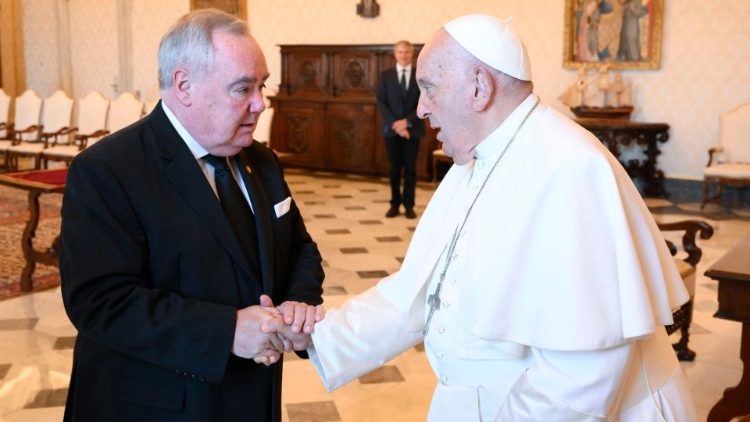Fra John Dunlap et le Pape François dans la bibliothèque du Palais apostolique, le 27 juin 2024.
