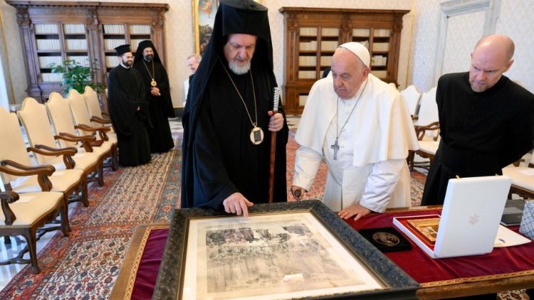 Il Papa nell'incontro con la delegazione del Patriarcato di Costantinopoli