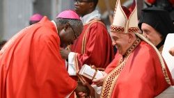 Injili ni ilivyoandikwa na Marko (6:7-13). Sehemu hii ya Injili inasimulia kuitwa na kutumwa kwa Thenashara, Mitume 12 wa Yesu. 