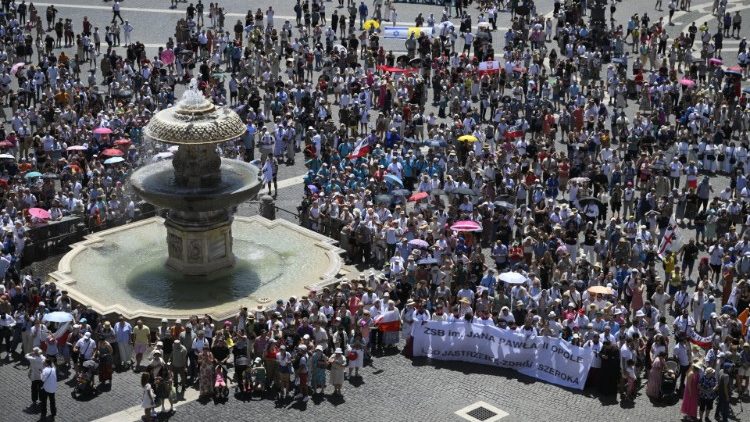 I fedeli presenti all'Angelus del Papa di oggi, 30 giugno