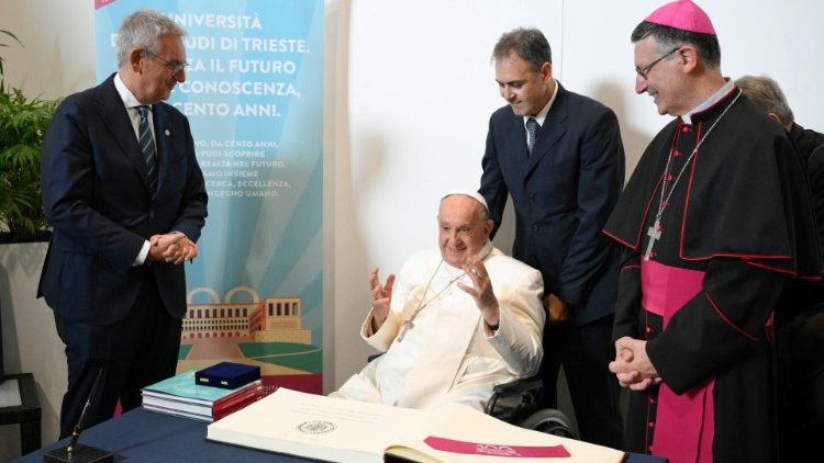 Mara baada ya kufika Trieste Papa ametia saini katika kitabu