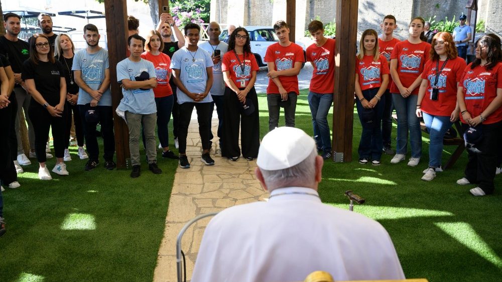 Papež hovoří s animátory letního tábora