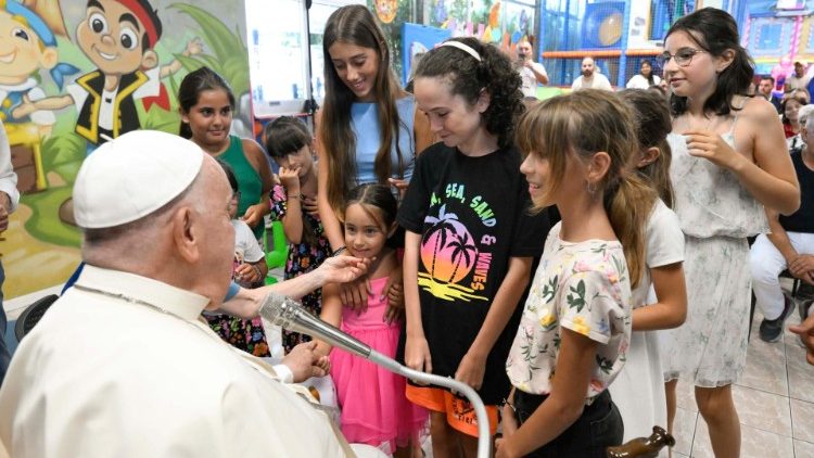 Le Pape en compagnie d'enfants