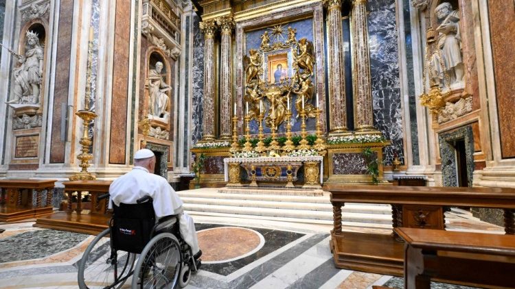 Papa Francisc în rugăciune în fața icoanei Salus Populi Romani, din bazilica Santa Maria Maggiore (fotografie din arhivă)