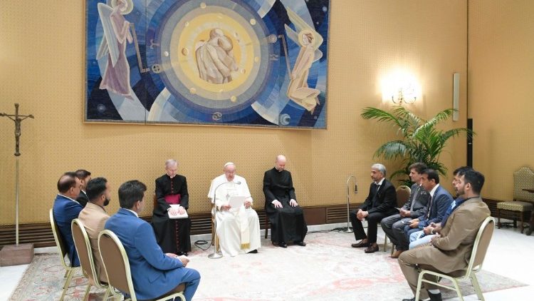 Il Papa con alcuni membri della comunità afghana in Italia