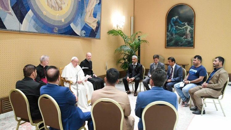 Papież ze wzpólnotą Afgańczyków we Włoszech.