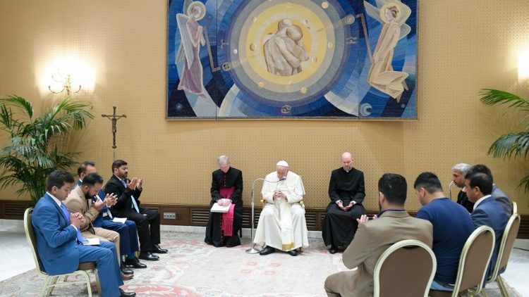 Papst Franziskus mit Vertretern der afghanischen Gemeinschaft in Italien