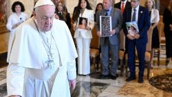 Papa recebe em audiência familiares das vítimas da explosão em porto de Beirute