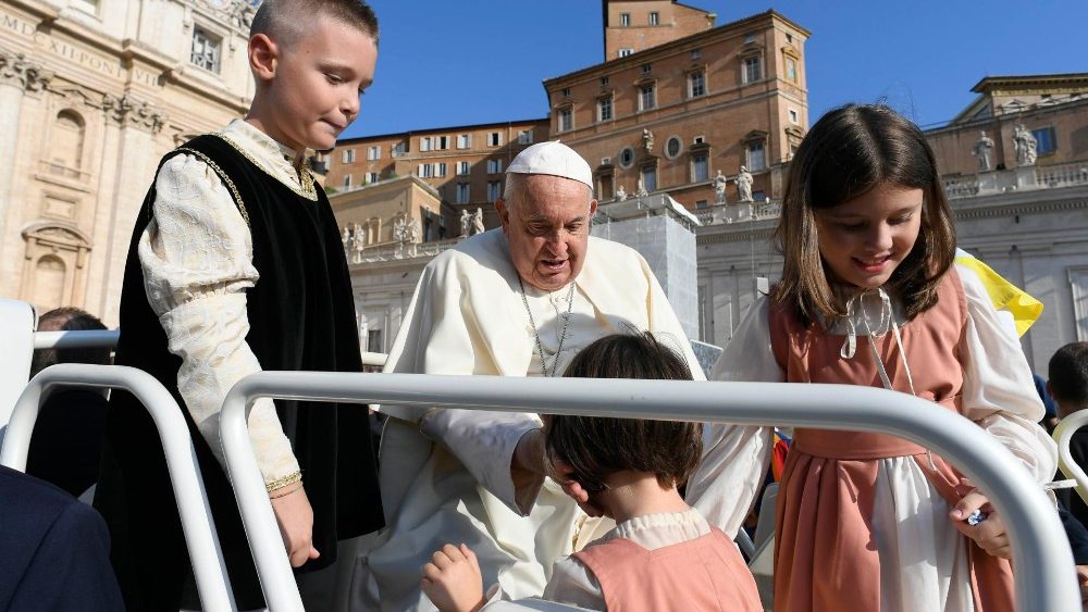 Il Papa con alcuni bambini all'Udienza Generale 