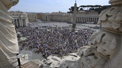 Vista da  Praça São Pedro durante o Angelus