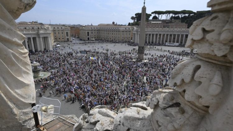 Vista da  Praça São Pedro durante o Angelus