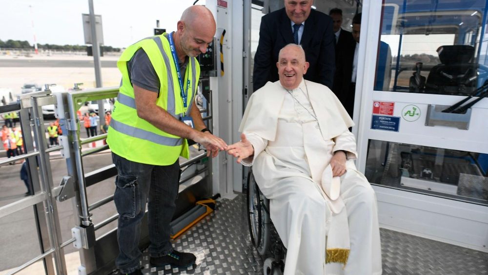 Францішак перад вылетам у Інданезію