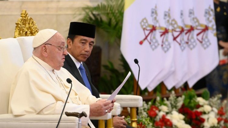 Ferenc p&aacute;pa felolvassa besz&eacute;d&eacute;t