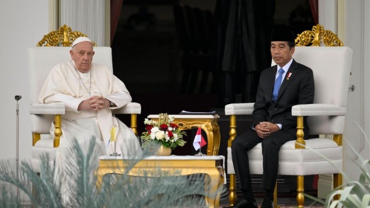 Papa Francisko na mwenyeji wake