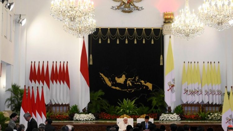 L&aacute;togat&aacute;s az eln&ouml;ki palot&aacute;ban