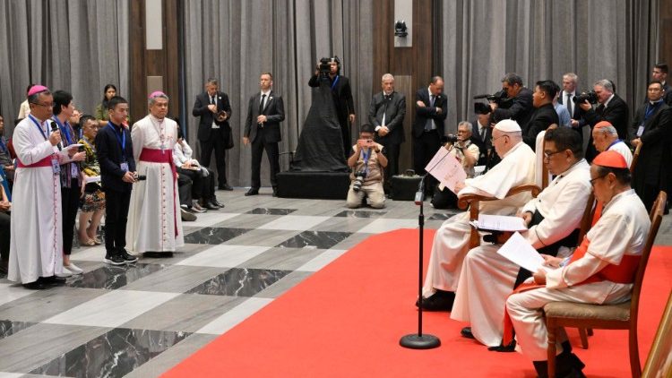 Papa akisikiliza shuhuda 