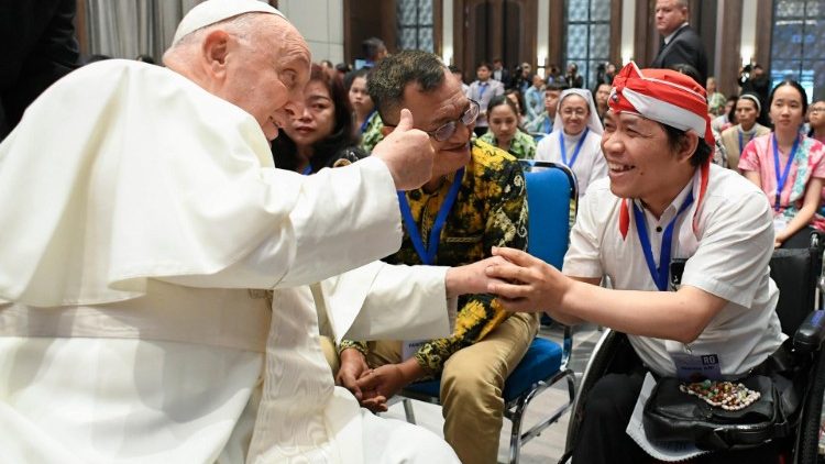 Papa alikutana na walemavu na wagonjwa