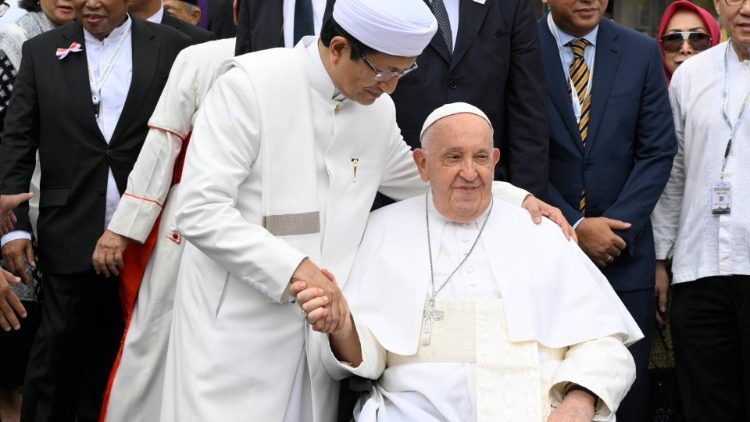 Papa me Imamin e xhamisë Istiqlal