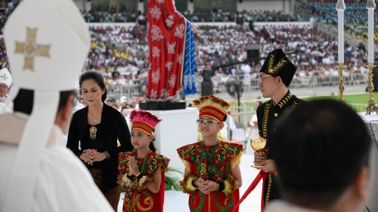 Familia ni Kanisa dogo la nyumbani, shule ya upendo, huruma, haki na ukarimu. 