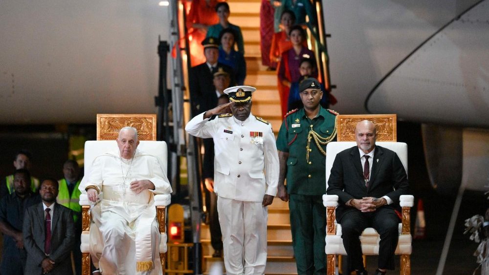 O Papa em sua chegada a Papua Nova Guiné, na cerimonia de boas-vindas no Aeroporto de Port Moresby (Vatican Media)