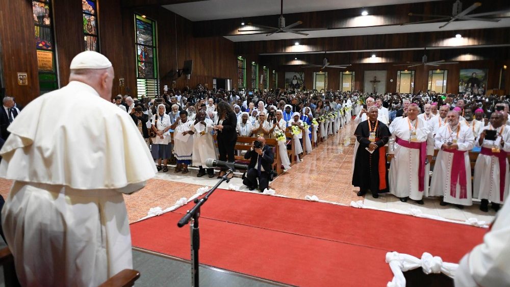 Le Pape François a rencontré les évêques, les prêtres, les consacrés et les catéchistes à Port Moresby. 
