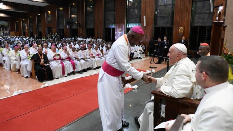 Ferenc p&aacute;pa a p&aacute;pua &uacute;j guineai egyh&aacute;ziakkal tal&aacute;lkozik