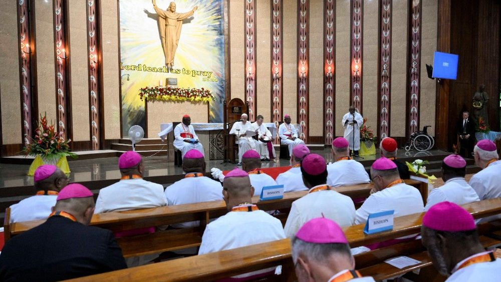 Le Pape François a rencontré les évêques, les prêtres, les consacrés et les catéchistes à Port Moresby. 