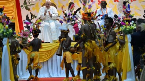 Påven till papuanska barn: Håll kärlekens ljus brinnande