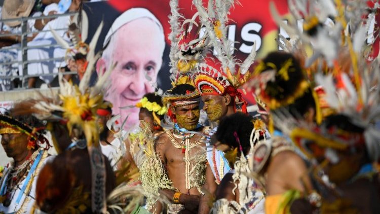 As boas-vindas ao Papa em Port Moresby, Papua Nova Guiné