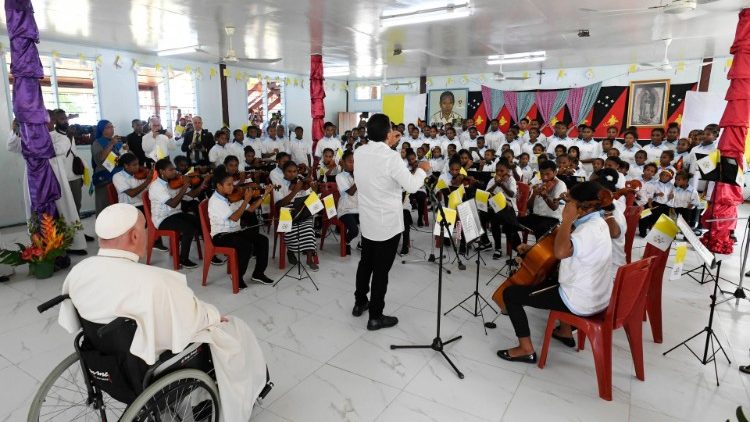 Il concerto della piccola orchestra della Holy Trinity Humanistic School