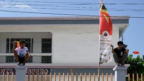 Timor-Leste, a migliaia su alberi e tetti per dare il benvenuto a Francesco