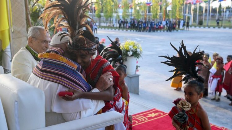 Un bambino timorese saluta Papa Francesco