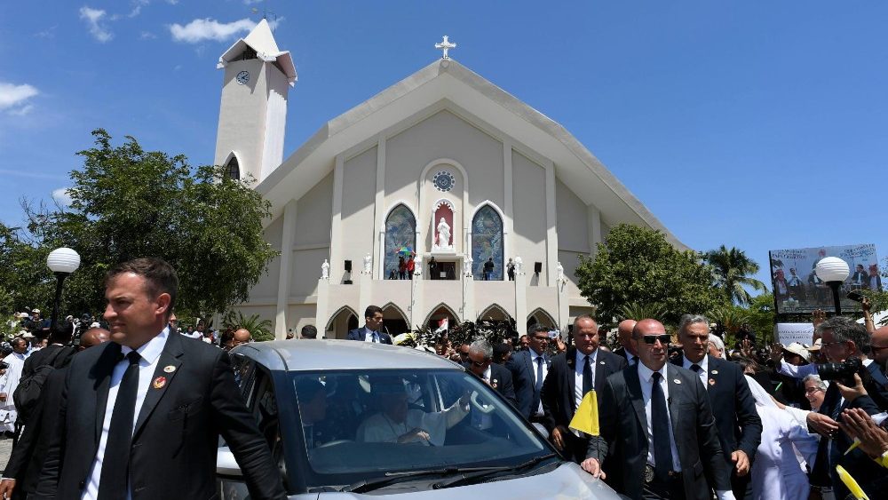 Францішак падчас сустрэчы з духавенствам у катэдральным касцёле Дзілі