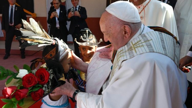 Papa Francesco visita i bambini con disabilita' della scuola Irmas Alma in Timor-Leste
