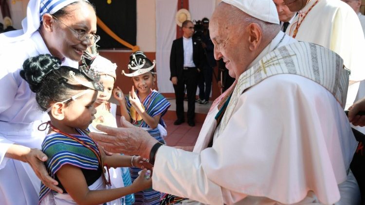 Francisco ao visitar, na semana passada, as crianças com deficiência na Escola Irmãs Alma em Timor Leste