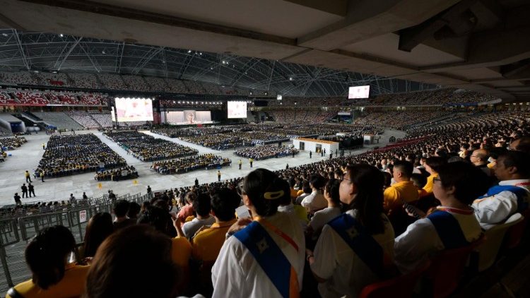 Fedeli partecipano alla Santa Messa nello Stadio Nazionale di Singapore, alla presenza di Papa Francesco