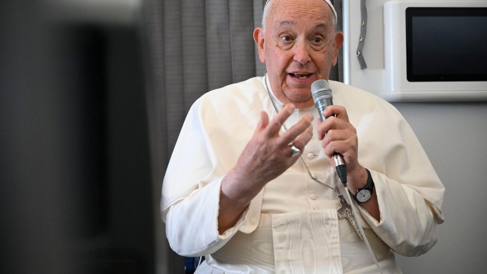 Tisková konference během letu ze Singapuru zpět do Říma 