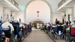 Papežev obisk skupine ostarelih in bolnih med apostolskim potovanjem v Singapurju 13. septembra 2024.