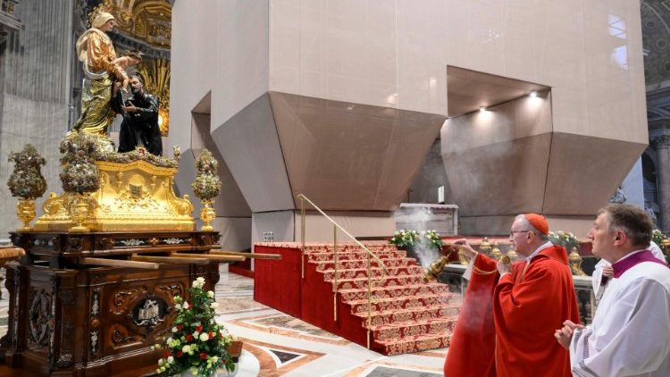 Le cardinal Parolin encense la statue de de saint Gaétan de Thiène